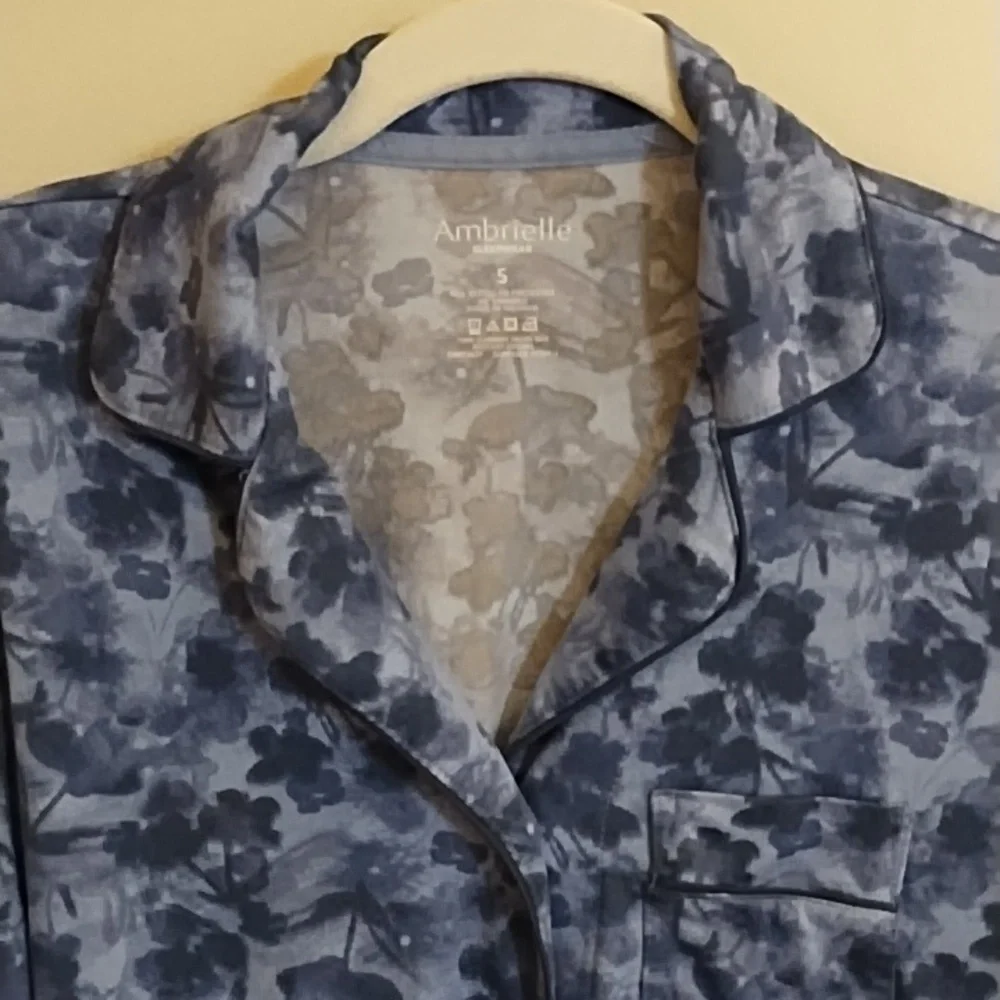 AMBRIELLE 2-PIECE WOMEN'S PAJAMAS, VERY SOFT, BLUE FLORAL PRINT. NWOT